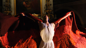 I dansteater ERIs uppsättning Passio hördes musik av Arvo Pärt. Dansare i vit dräkt och eldröda vingar dansar i Åbo domkyrka.