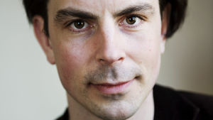 Redaktören Jonas Fröberg har skrivit en bok om Saabs uppgång och fall. Redaktören Jonas Fröberg har skrivit en bok om Saab.