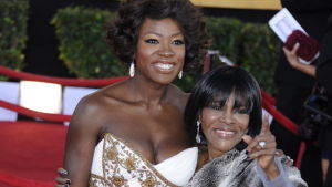 Viola Davis (vänster) och Cicely Tyson har medverkat i flera filmer och tv-serier tillsammans. Tyson spelade bland annat Davis karaktärs mamma i serien How to Get Away with Murder. Viola Davis och Cicely Tyson på röda mattan.
