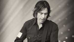 Per Gessle karriär började som kommunalt anställd trubadur i tonåren. Per Gessle spelar gitarr