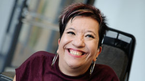 Anna Caldén är ordförande för SAMS och Finlands Svenska Handikappförbund. Hon välkomnar en diskussion om temat, eftersom hon anser att det är ett reellt problem som ingen riktigt vågar tala om. Anna Caldén är ordförande för SAMS.