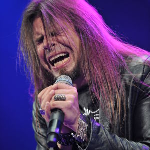 Queensryche var ett av banden som blev snuvade på pengar av PledgeMusic. På bilden sångaren Todd La Torre. Sångaren Todd La Torre i bandet Quensryche sjunger med dramatisk grimas.