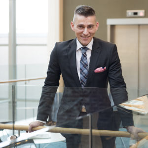 Framöver blir det viktigt för Yrkeshögskolan Novia att rekrytera internationellt och erbjuda studiemöjligheter för livslångt lärande, säger rektor och vd Örjan Andersson. Porträtt av rektor och vd Örjan Andersson