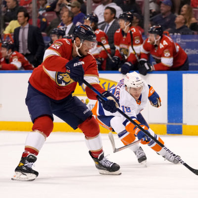 Floridas Aleksander Barkov spelar pucken i matchen mot New York Islanders.