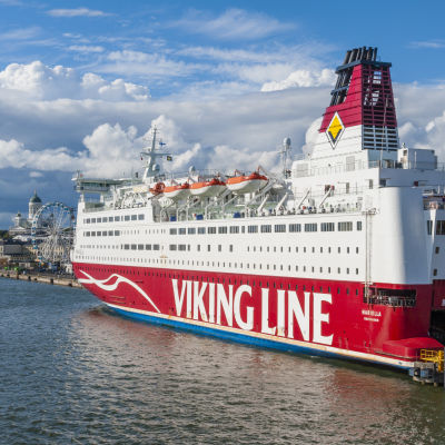 Viking Lines fartyg Mariella ligger vid kajen i hamnen i Helsingfors.