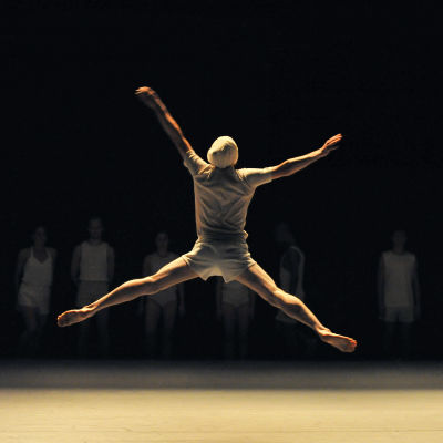 Tanssija hyppää ilmaan. Kuva tanssidokumentista Mr. Gaga.