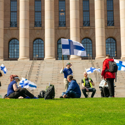 Mielenosoittajat parlamentin edessä. Helsinki. 11.05.2021.