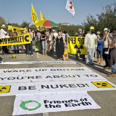 Mielenosoittajat vastustavat Hinkley Pointiin rakennettavaa ydinvoimalaa