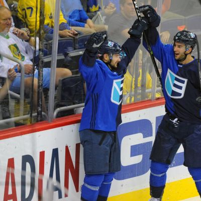 Tomas Tatar (vas.) ja Frans Nielsen juhlivat voittoa.