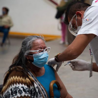 En kvinna i Mexiko vaccineras