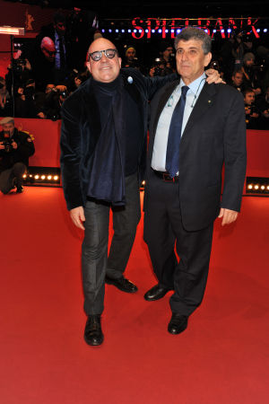 Gianfranco Rosi och Pietro Bartolo under Berlinales avslutningsceremonier. Gianfranco Rosi och Pietro Bartolo.