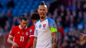 Hamšík är kapten för Slovakien. Marek Hamšík med tungan vid mungipan.