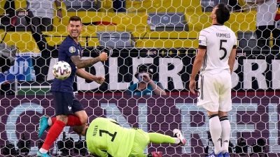 Lucas Hernandez gläds åt öppningsmålet som Hummels satte i eget mål.