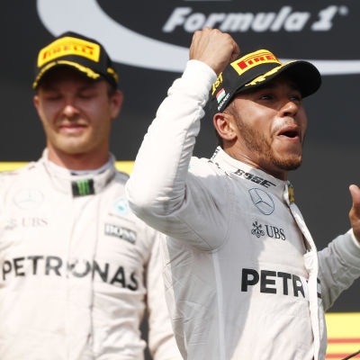 Lewis Hamilton gick om Nico Rosberg i VM-serien.