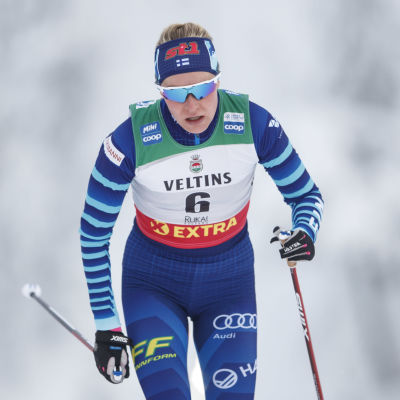 Anne Kyllönen hiihtää perinteisellä hiihtotavalla.