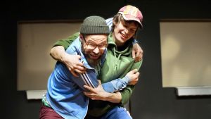 Veikko Nuutisen näytelmä Pasi was here KOM-teatterissa. Rooleissa Juho Milonoff ja Johannes Holopainen.