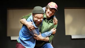 Juho Milonoff och Johannes Holopainen som bästisarna Hemmo och Pasi. Foto från Pasi was here på KOM-teatern.