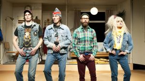 Vem passar inte in? Johannes Holopainen, Robert Enckell, Juho Milonoff och Vilma Melasniemi i skolmiljö. Foto från Pasi was here på KOM-teatern.