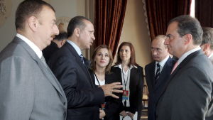 Alijev har många kritiker i väst, men goda relationer till ryska och turkiska kollegerna. Ilhan Aliyev med Turkiets och Rysslands presidenter.