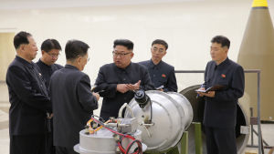 Nordkorea utförde i början av september sin sjätte kärnprovsprängning. Kom Jong-Un inspekterar här vad som sägs vara en fungerande vätebomb Nordkoreas ledare Kim Jong-Un inspekterar en del av det som sägs vara en vätebomb.
