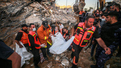 Räddningspersonal i ruinerna efter ett palestinskt hus som bombats i Beit Lahia, Gaza 13.5.2021