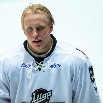 Patrik Laine i en hockeytröja.