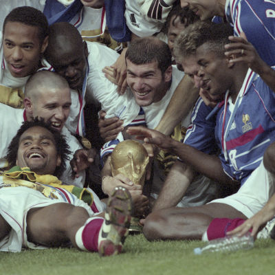 Franska världsmästare 1998: Thierry Henry, Christian Karembeu, Lilian Thuram, Zinedine Zidane, Didier Deschamps, Marcel Desailly, Youri Djorkaeff.