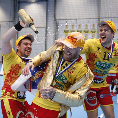 Davor Basaric, Teemu Tamminen och Srdjan Mijatovic firar mästerskapet med bubbel
