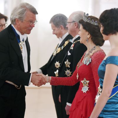 Drottning Silvia hälsar på Björn Wahlroos.