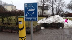Staten satsar pengar på att bygga flera laddstationer. Meningen är att locka flera att byta till elbil. Laddningsstation för elbilar i Ekenäs