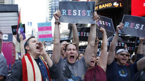 Protester på Manhattan i juli efter Trumps beslut. Protester efter att Trump stoppat transpersoners rätt att ta värvning i armén.