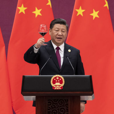 Xi Jinping höjer ett glas vin vid en tillställning i Peking (arkivbild)