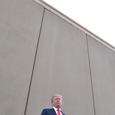 Donald Trump vid en av de prototyper till gränsmurar som monterats upp nära San Diego, gränsstaden i sydligaste Kalifornien. Bilden tagen tisdagen 13.3.