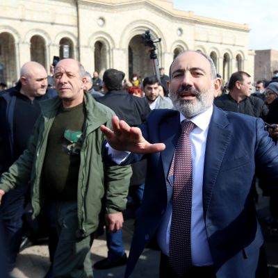 Armeniens premiärminister Nikol Pasjinjan tågade trotsigt genom huvudstaden efter att arméledningen hade krävt hans avgång.