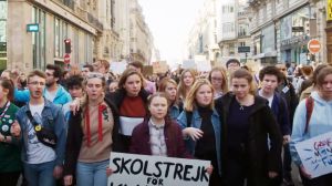 Greta Thunberg leder en klimatstrejk i Paris i september 2019. På bilden syns klimataktivisten Greta Thunberg med sin kända skylt "Skolstrejk för klimatet" gå sida vid sida med massor av unga klimataktivister i Paris i september 2019.