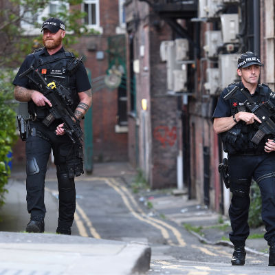 Beväpnad polis patrullerade centrum av Manchester på tisdagen. 24.5.2017.
