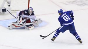 Joonas Korpisalo lyckades inte stoppa John Tavares friläge. John Tavares har pucken i ett friläge mot Joonas Korpisalo.