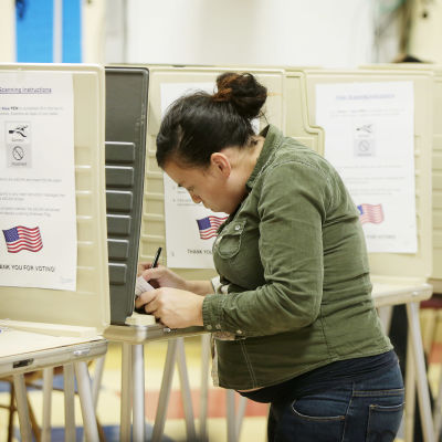En kvinna röstar i presidentvalet i USA i november 2016, i Cincinnati i Ohio
