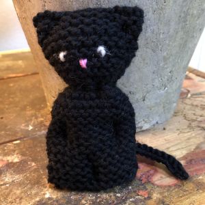 Ett ännu enklare sätt att sticka mjukisdjur med bara två stickor och räta maskor är denna lilla panterkatt ett exempel på. svart stickad mjukiskatt