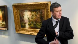 Kriminalkomissarie Juha Siljamäki berättade om förfalskningshärvan vid en presskonferens idag. I bakgrunden beslagtagna målningar. Kriminalkomissarie Juha Siljamäki berättar om en omfattande konstförfalskningshärva. I bakgrunden beslagtagna målningar.