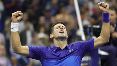 Novak Djokovic sträcker armarna i luften.