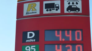 De fallande oljepriserna har gjort att bensinpriserna i Polen är de lägsta på länge. En liter 95 oktan kostar under 1 euro. En reklampelare vid en bensinmack i Polen