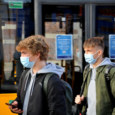 Två ungdomar bär munskydd i Köpenhamn.