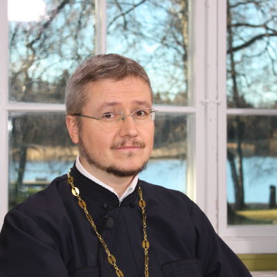 porträtt av den ortodoxa prästen Mikael Sundkvist.
