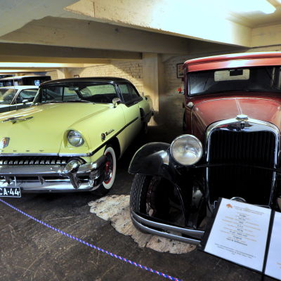 En Plymouth Mercury och en Dodge DH Six.