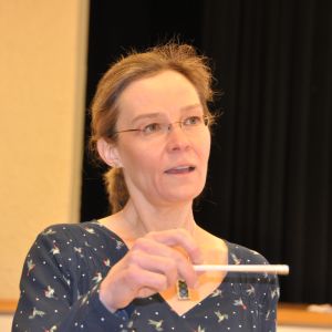 Anna Schultz repeterar körpartierna som hon beskriver som rytmiska och härliga under musiktimmarna med barnen. Anna Schultz är lektor i musik och musiklärare vid Åshöjdens grundskola i Helsingfors.