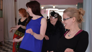 Erika Strengell, Johanna Tuomivirta, Margareta Lundén och Satu Bergendahl burlesklektion