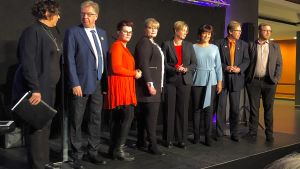 Dålig teater? Åtta åländska partiledare strider nu, ska bilda regering efter valet. Åtta åländska partiledare på scen i Mariehamn