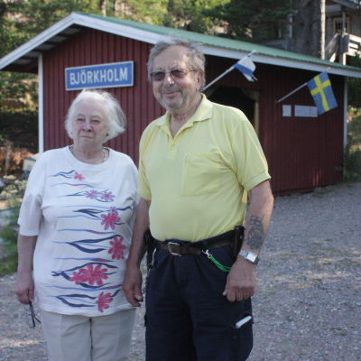 Gulli och Kurt Kronehag driver stugby på björkholm