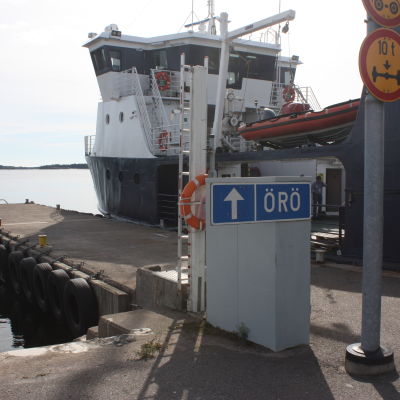 Förbindelsebåten Stella vid kaj i Kasnäs.